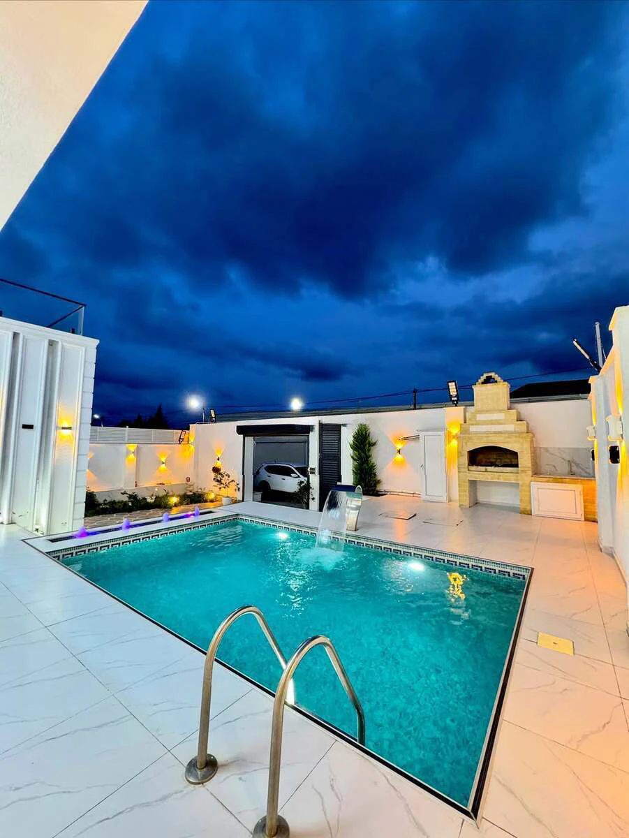 Günlük kirayə 5 otaqlı 400 m² fərdi ev, Xəzər rayonu, Bakı. Foto 1
