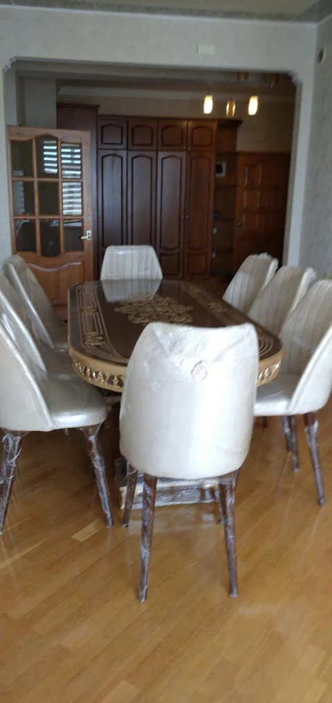 Kirayə: 4 otaqlı 220 m² mənzil