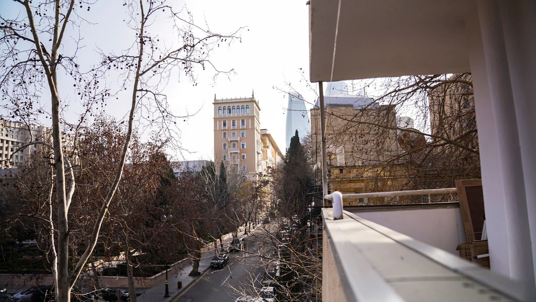Kirayə 2 otaqlı 70 m² mənzil, Səbail rayonu, Bakı — 4-ci mərtəbə. Foto 1