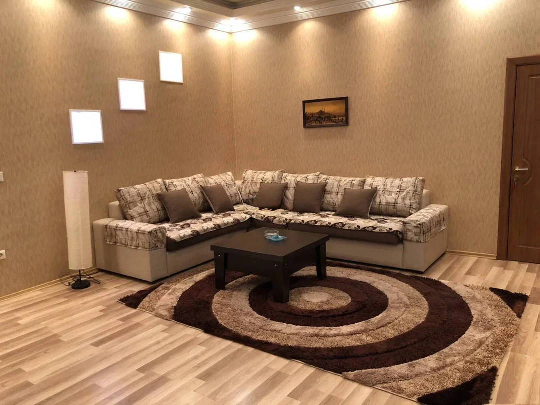 Kirayə 2 otaqlı 70 m² mənzil, Səbail rayonu, Bakı — 2-ci mərtəbə. Foto 1