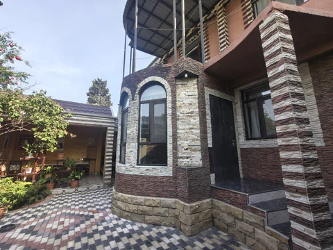 5 otaqlı 220 m² fərdi ev