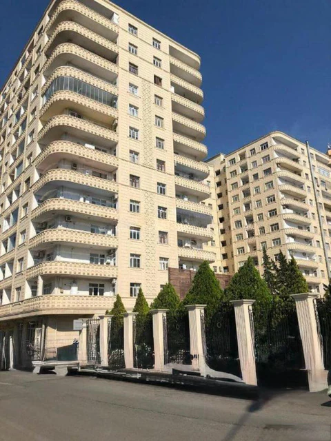 5 otaqlı 245 m² mənzil