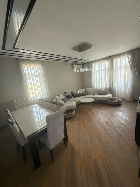 4 otaqlı 175 m² mənzil